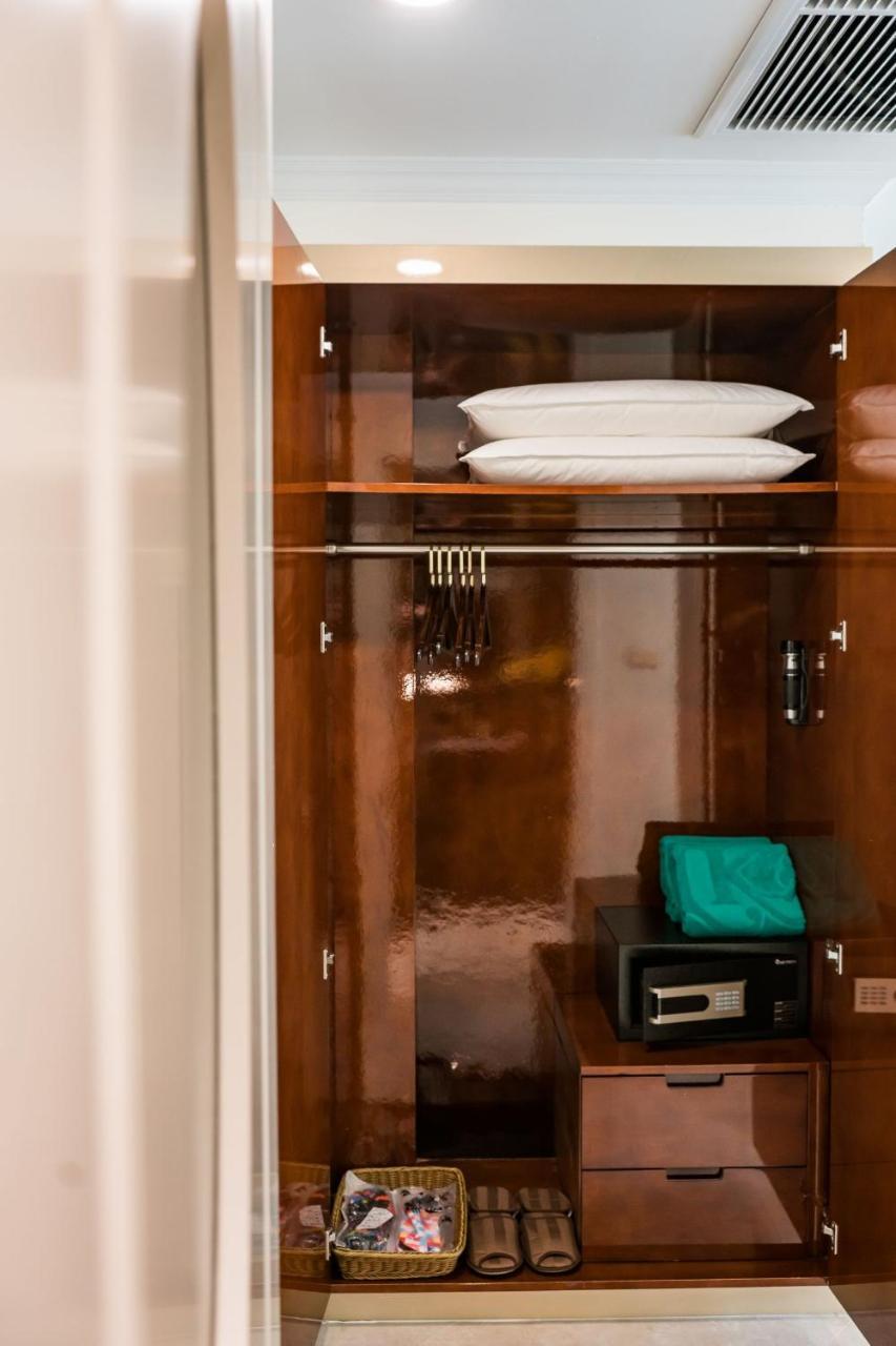 Lk Emerald Beach - Sha Extra Plus Pattaya Exterior foto A wardrobe