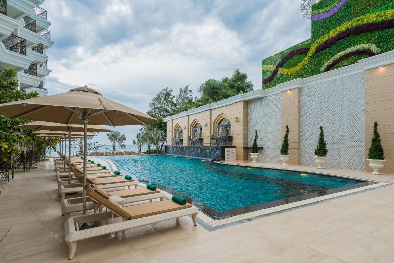 Lk Emerald Beach - Sha Extra Plus Pattaya Exterior foto The swimming pool at The Royal