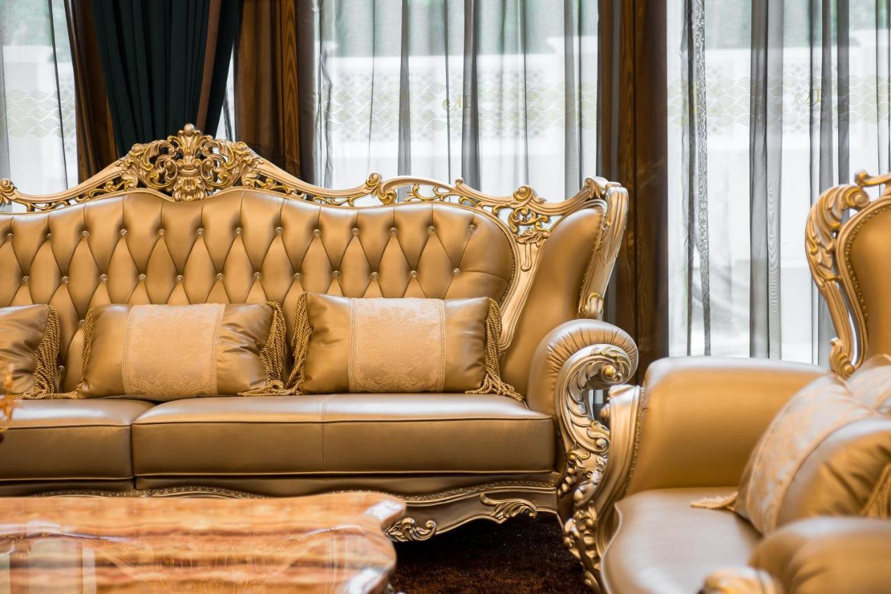 Lk Emerald Beach - Sha Extra Plus Pattaya Exterior foto A gold sofa